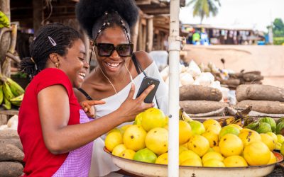 mise-au-point-peu-profonde-vendeuse-africaine-montrant-contenu-telephone-client-marche